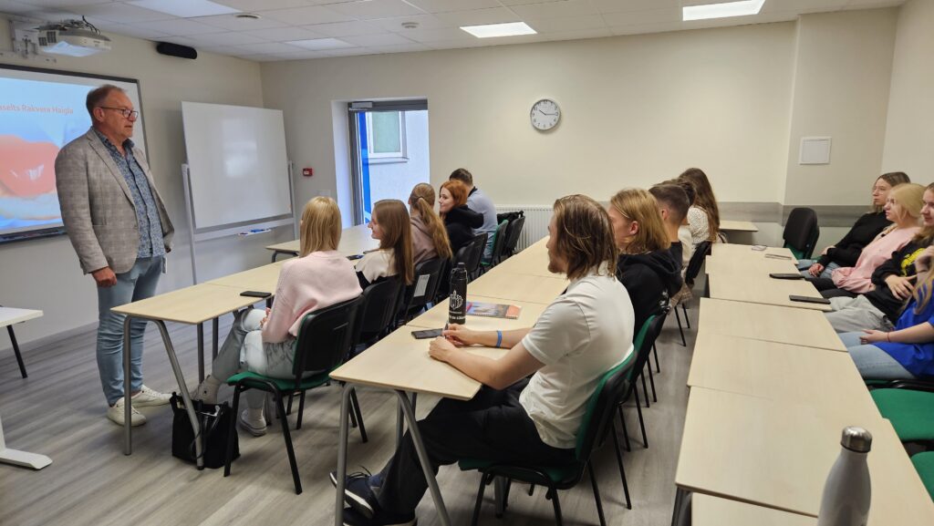 Rakveres, 23.09.2025 Tallinna Tervishoiu Kõrgkool, Aktsiaselts Rakvere Haigla ja Rakvere Riigigümnaasium sõlmisid 22.septembril 2025 kolmepoolse koostöölepingu,
